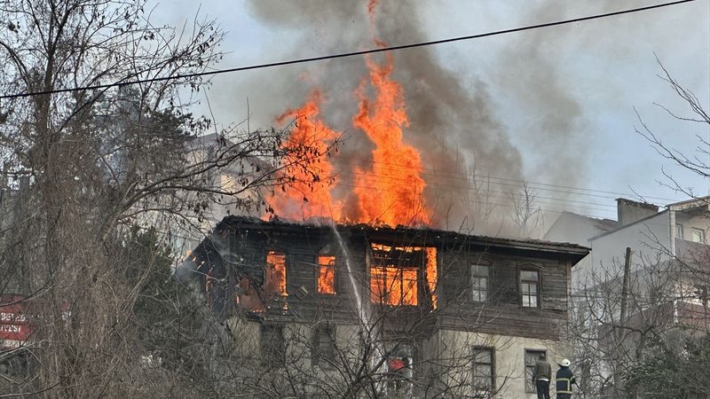 Sinop’ta iki katlı ahşap evde yangın