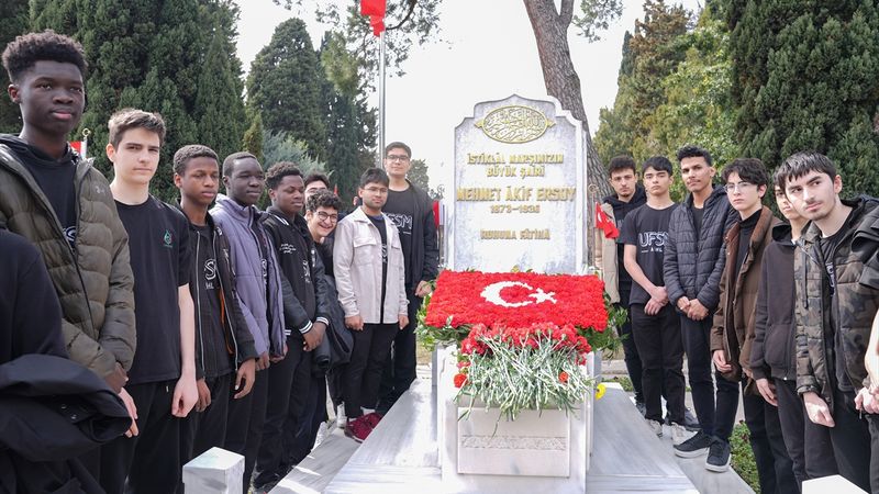 İstiklal Şairi Mehmet Akif Ersoy, kabri başında anıldı