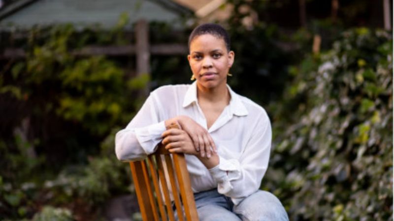 Vanessa Onwuemezi,  ilk öykü kitabı Karanlık Mahalle ile okuru dünyanın içine davet ediyor