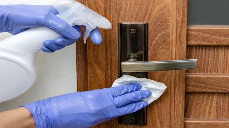 Paslanmış kapı kollarını unutun! Tek fısla pırıl pırıl yapıyor