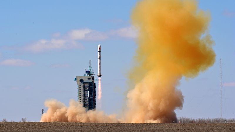 Çin'in uzay macerası devam ediyor: İki yeni uydu fırlatıldı