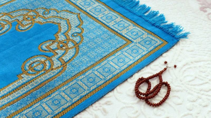 Muhteşem seccade temizliği! Seccadeleri böyle yıkayın, pırıl pırıl yapın...