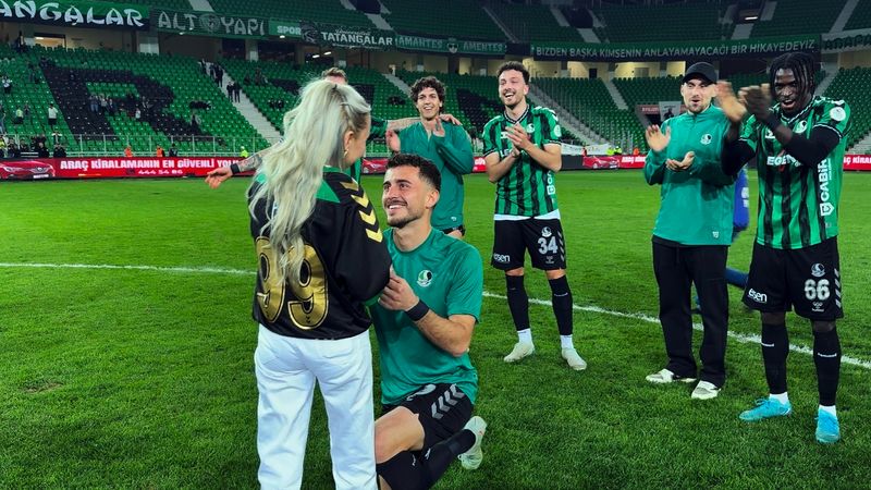 Sakaryasporlu futbolcu Alparslan Demir'den sahada sürpriz teklif