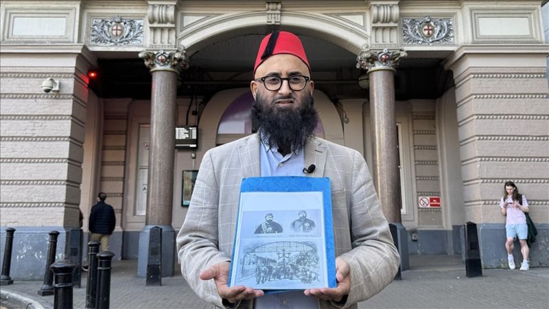 Hindu iken Müslüman olan rehber, İngiltere'de Türklerin ve Müslümanların izlerini sürüyor