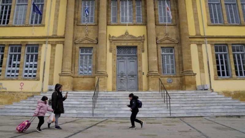 KKTC'de ortaokuldaki başörtüsü yasağı esnetildi: Bone ve bandana kararı