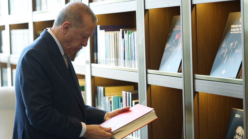 Cumhurbaşkanı Erdoğan AK Kütüphane'yi gezdi: Kitapları tek tek inceledi