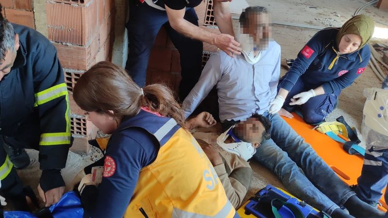 Mardin'de cami inşaatının iskelesi çöktü: 2 ağır yaralı