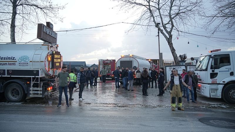 Bursa'da, ahşap dekorasyon imalathanesinde yangın paniği