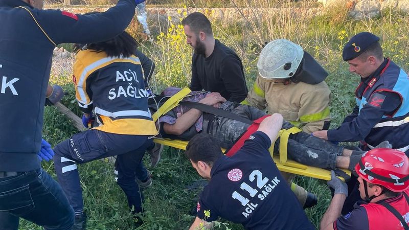 İzmir'de otomobil şarampole devrildi