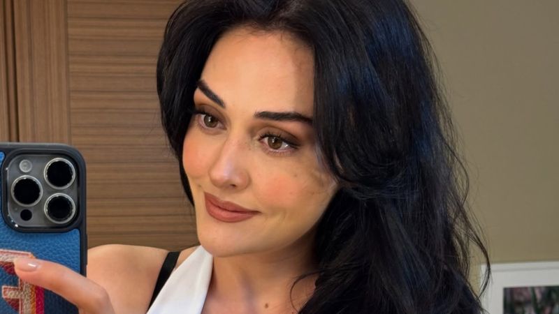 Esra Bilgiç beyaz takım giydi! Pozlarıyla takipçilerini mest etti