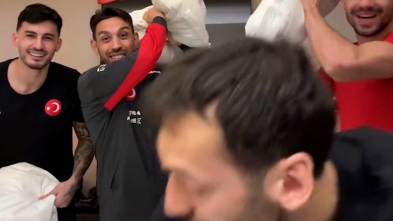 Milli futbolcularımızın keyifli anları: Ülke bayrağından futbolcu bilme oyunu oynadılar