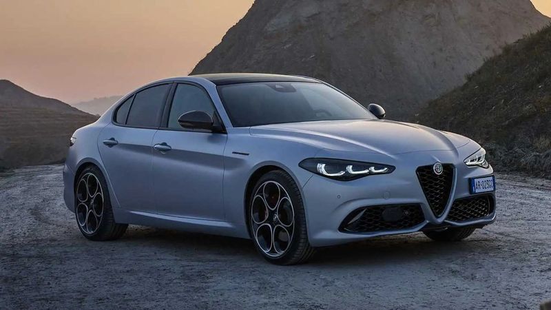 Alfa Romeo'dan geri adım: Yeni Giulia benzinli motorla geliyor