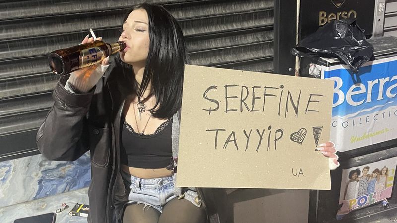 Ekrem İmamoğlu'na destek için Saraçhane'de bir araya gelip bira içtiler