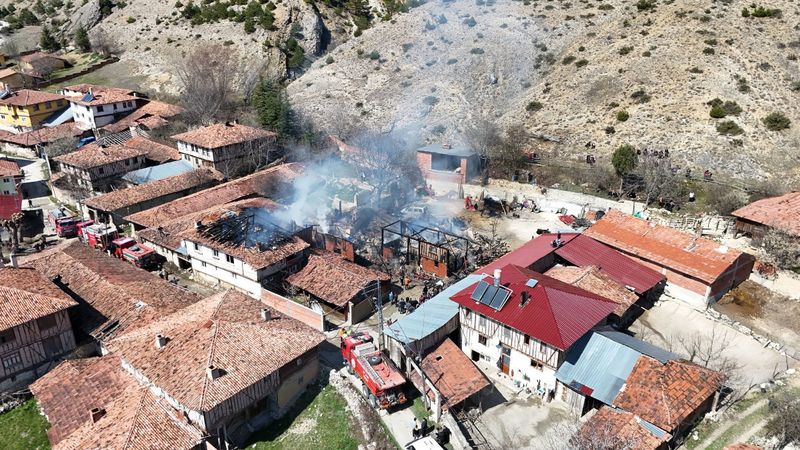Kastamonu'da yangın: 2 ev, 2 depo ve 1 araç kül oldu