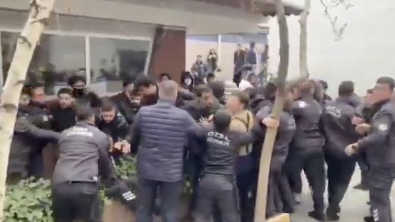 Ankara'da 'Mustafa Kemal’in askerleriyiz' diyen iki grup birbirine girdi