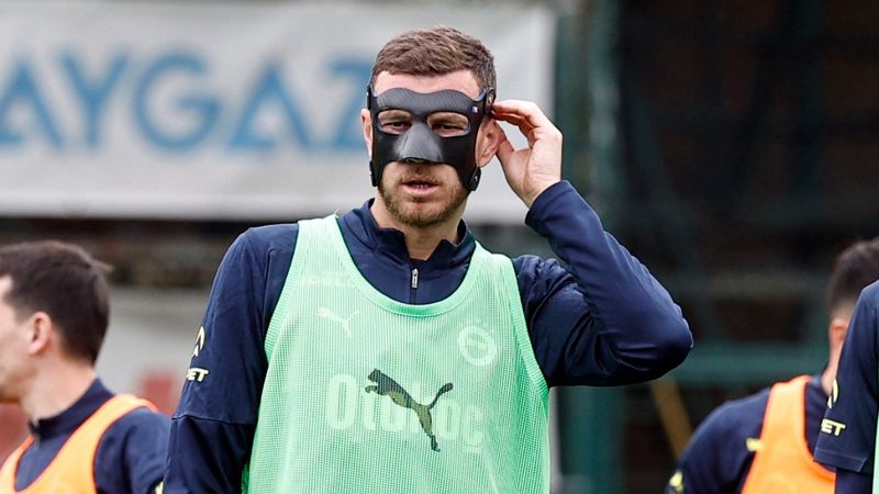 Fenerbahçe'de burnu kırılan Dzeko, maske ile antrenmanda