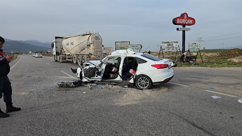 Gaziantep'te iş makinesi ile otomobil çarpıştı: 1 ölü 4 yaralı