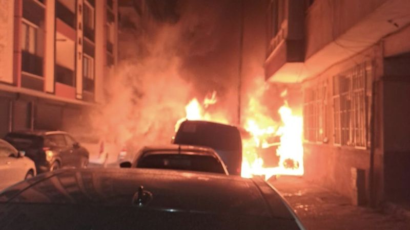 Bahçelievler'de yanan 6 araç kullanılamaz hale geldi