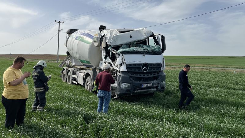 Tekirdağ'da direkleri deviren beton mikseri tarlaya daldı