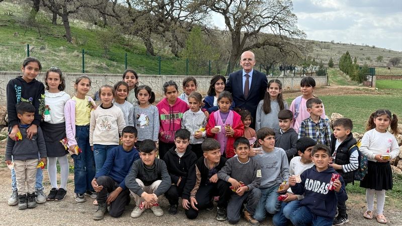 Mehmet Şimşek, bayram öncesi Batman'da çocuklarla bir araya geldi