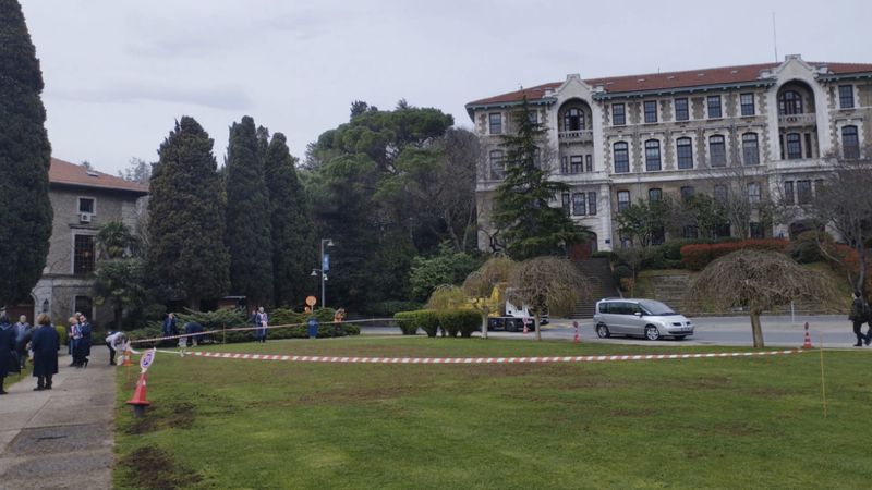 Boğaziçi Üniversitesi'nde akademisyenlerin dikildiği alana gübre döküldü