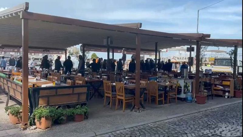 İzmir'de esnaf masa ve sandalyelerini ateşe verdi