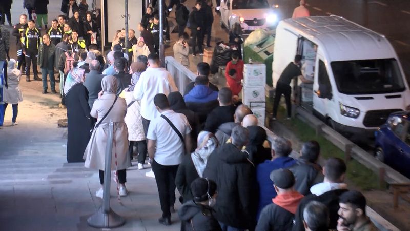 İstanbul'da bayram öncesi tatlıcı kuyruğu