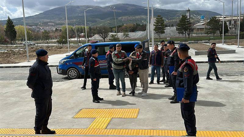 Kütahya'da tartıştığı arkadaşını silahla vurdu