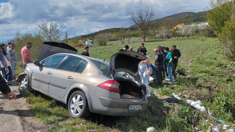 Amasya’da otomobil bariyerlere çarptı