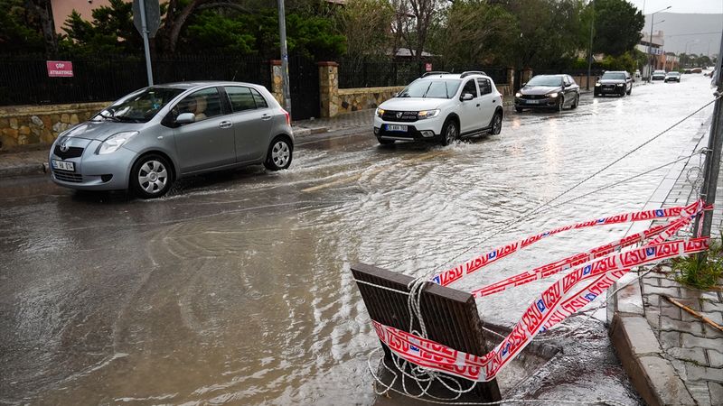 İzmir'de sağanak: 5 ev, 3 iş yeri ve 3 oteli su bastı
