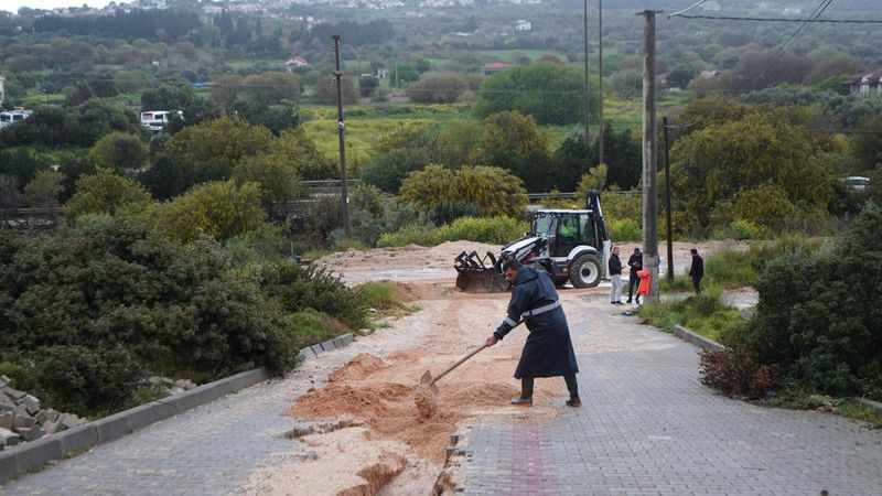 İzmir'de yağmur sonrası su baskınları