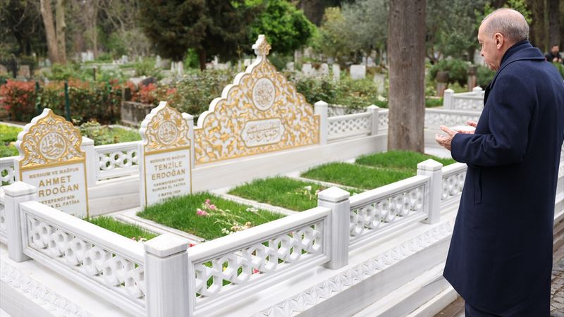 Cumhurbaşkanı Erdoğan'dan anne-babasının kabirlerine ziyaret