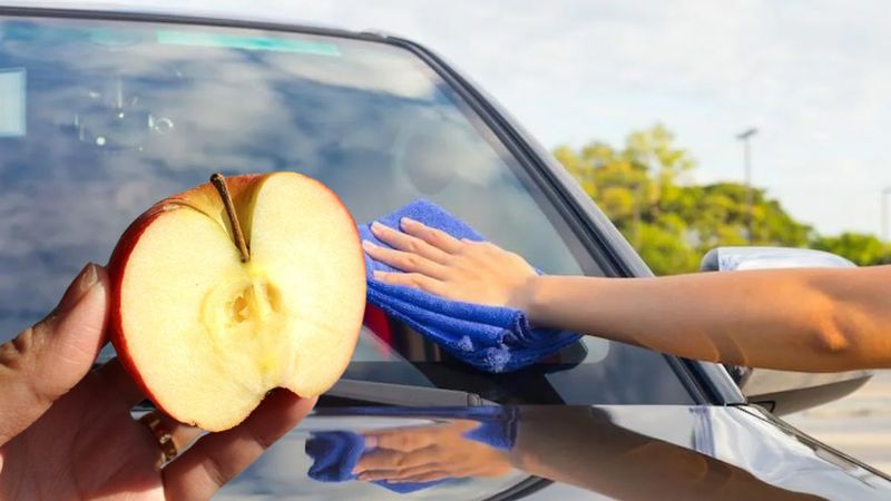 Arabanızın camına bir dilim elma sürün, o sorunu temelli önleyin