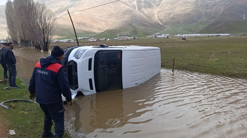 Hakkari'de köpeğe çarpmamak için kaza yaptı