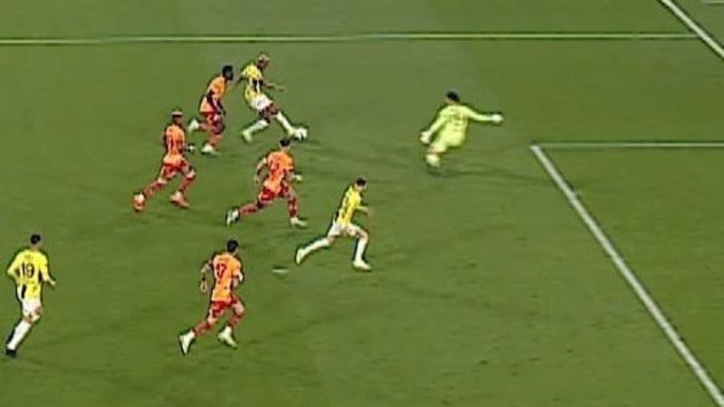 Galatasaray ofsayt bekledi: Derbide ilk yarı bitmeden bir gol daha geldi