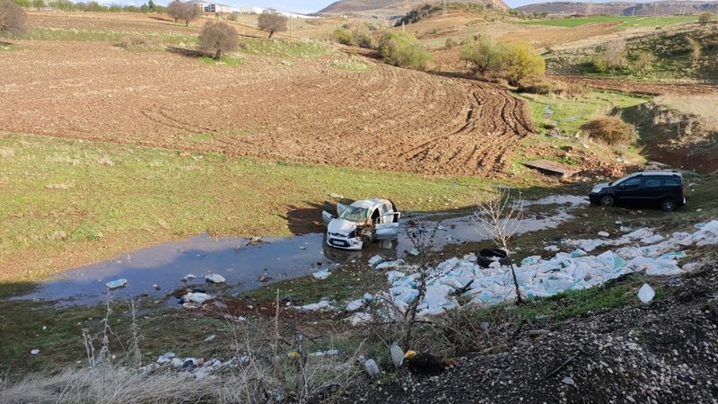 Adıyaman'da otomobil şarampole yuvarlandı