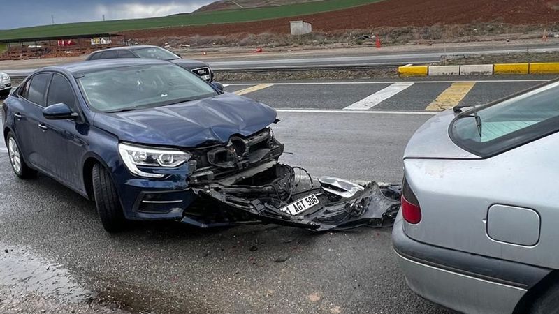 Kırıkkale'de yağış zincirleme kazaya yol açtı: 3 yaralı