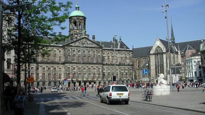 Amsterdam'ın Dam Meydanı'nda araç patladı