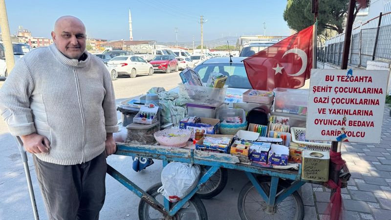 Manisa'da şehit ve gazi çocuklarına ücretsiz oyuncak dağıtıyor