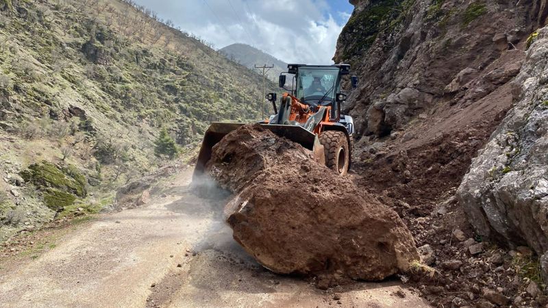 Batman'da heyelanlar, 60 yolu kapadı
