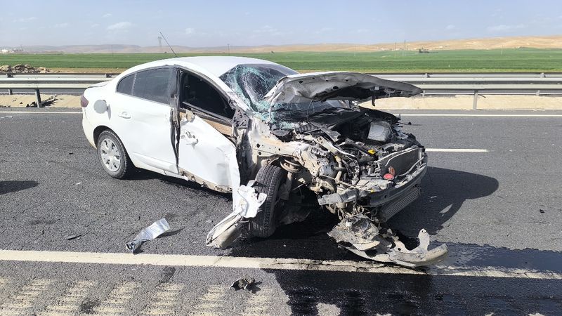 Mardin’de otomobil demir bariyerlere çarptı