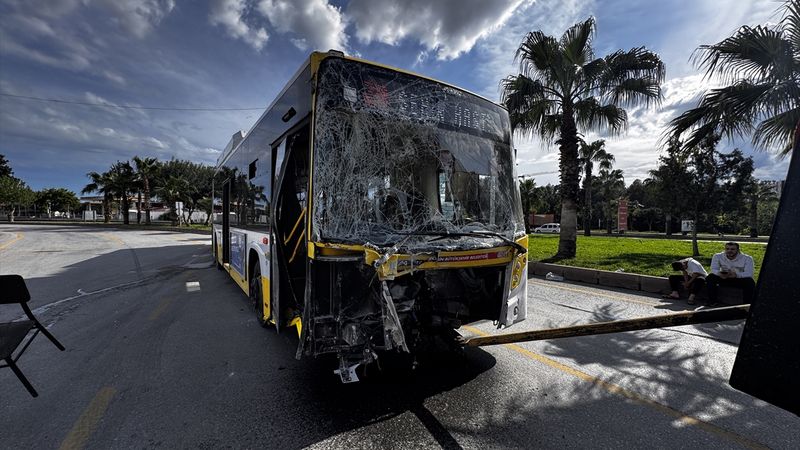 Mersin'de halk otobüsü kaza yaptı: 5 yaralı