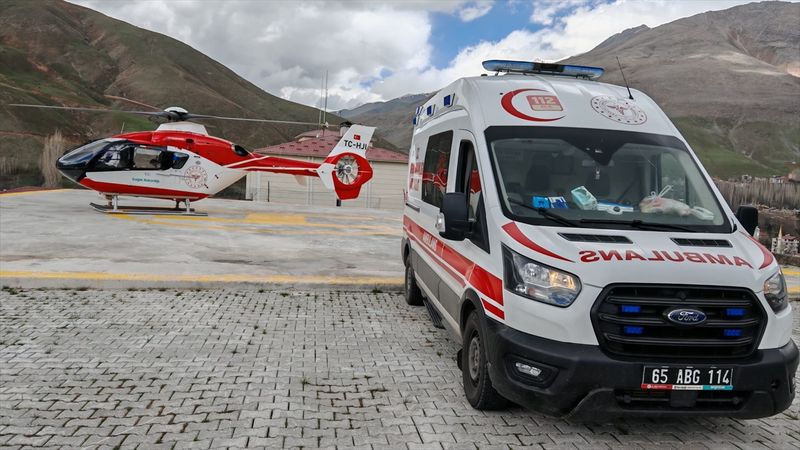 Van'da ambulans helikopter, hamile kadın için havalandı