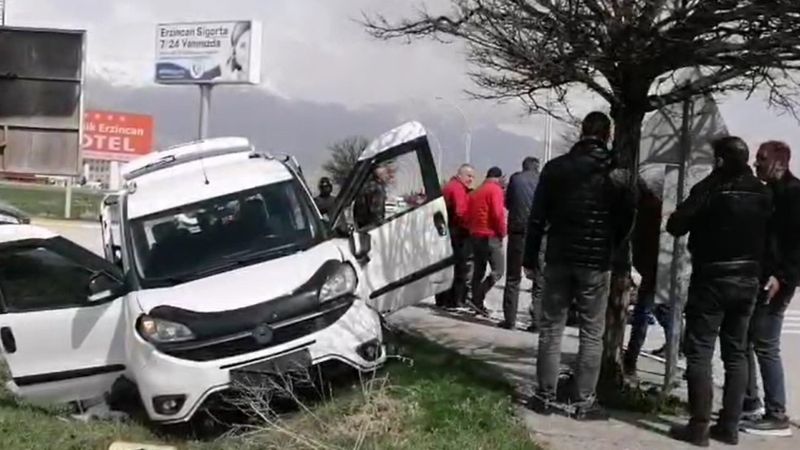 Erzincan'da otomobil ile motosiklet çarpıştı
