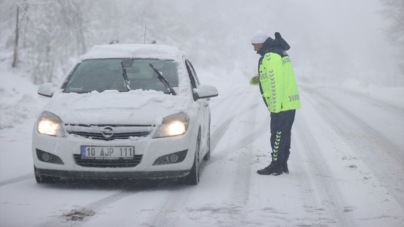 Trakya'da kar yağışı etkisini artırdı: Kar kalınlığı 15 santimetreye ulaştı