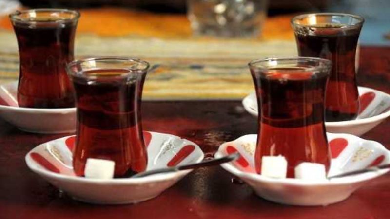 Evde sahte çay testi: Suya bir tutam atın, sadece izleyin…