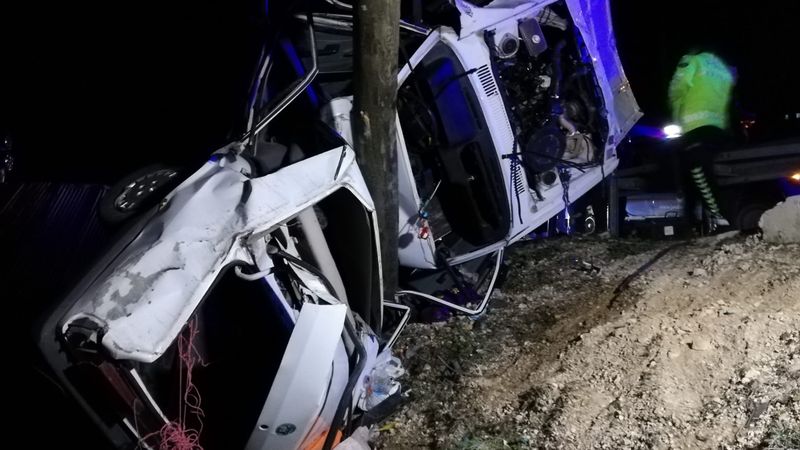 Malatya'da otomobilin direğe çarpığı kazada 1 çocuk öldü