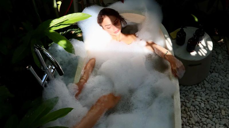 Rabia Soytürk'ün küvet pozu sosyal medyada gündem oldu! Takipçileri yorum yağdırdı