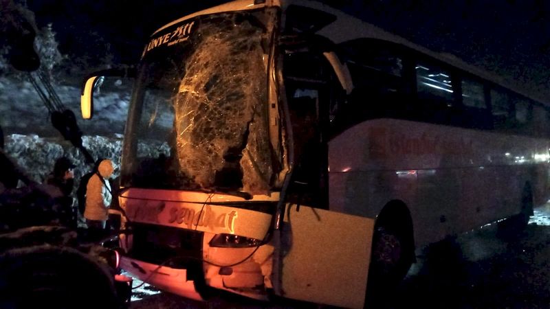 Samsun'da tıra otobüs çarptı: 4 yaralı