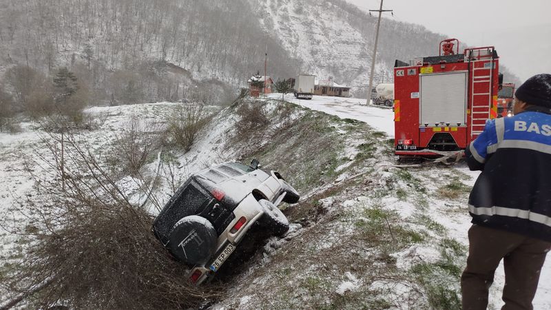Bolu'da kaza yaparak cipte mahsur kaldı: Korna çalarak yardım istedi